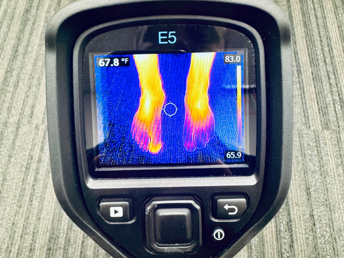A thermal image of two feet on the camera screen